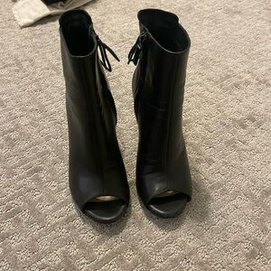 Pour La Victoire black leather booties size 6
